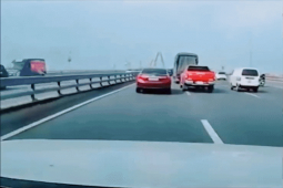 Ô tô - Clip: Bán tải bon chen vượt ẩu trên cầu và cái kết đắng