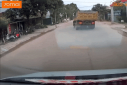 Ô tô - Clip: Xe ben đánh lái tránh xe con lao lên vỉa hè húc đổ cây