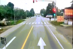 Xe máy - Xe đạp - Clip: Xe máy suýt va chạm xe khách sau pha đánh lái "thần sầu"