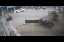 Xe máy - Xe đạp - Clip: "Ninja Lead" dừng xe bất ngờ bị xe tải ủi thẳng vào đuôi