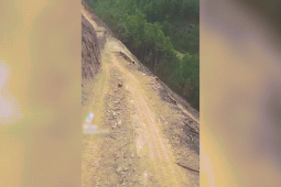 Ô tô - Clip: Pha xuống núi "chí mạng" của xe tải chở gỗ