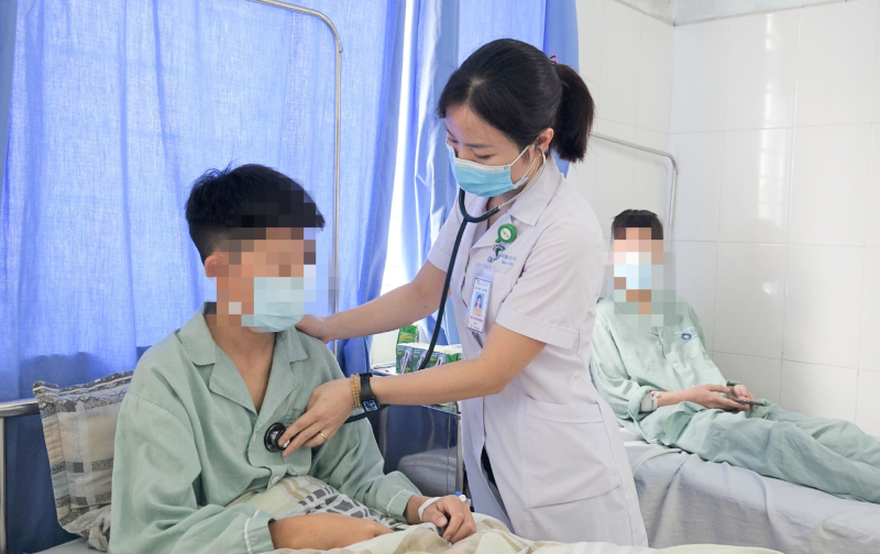 4 học sinh nhập viện cấp cứu sau khi hút thuốc lá điện tử - 1