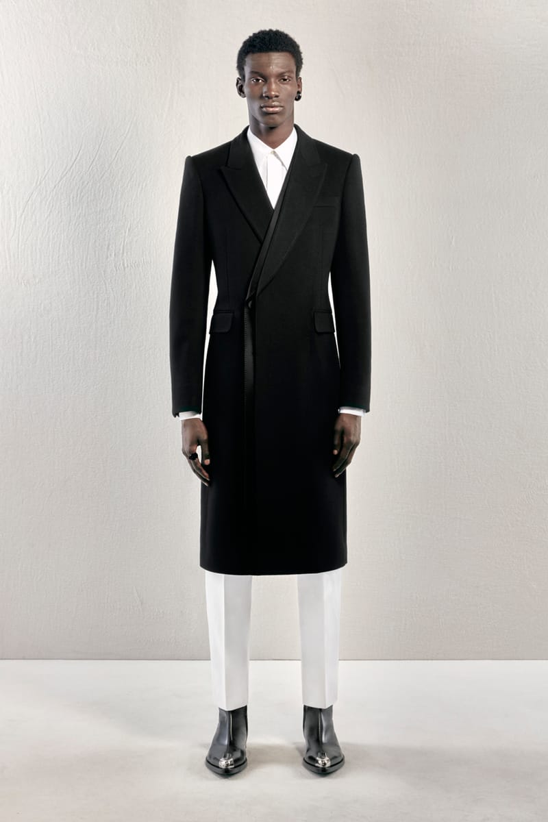 Alexander McQueen lựa chọn trang phục cắt may sắc nét cho Pre-FW23 - 1