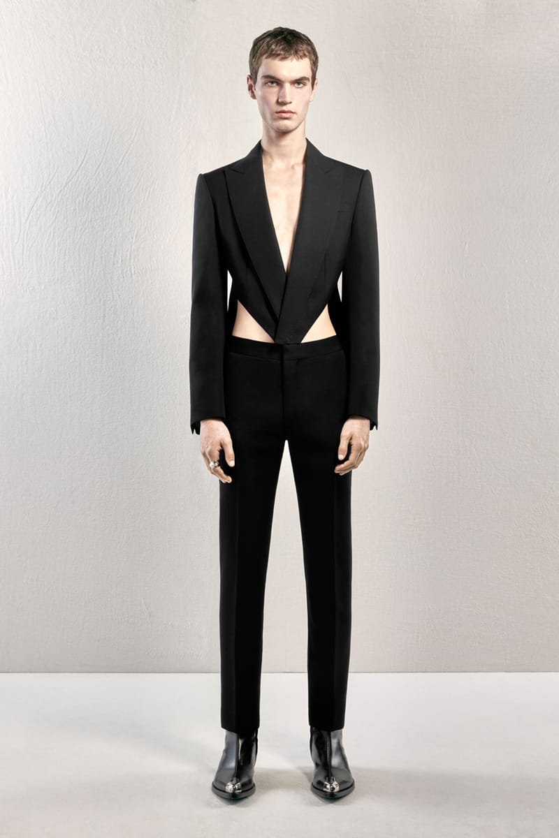 Alexander McQueen lựa chọn trang phục cắt may sắc nét cho Pre-FW23 - 18