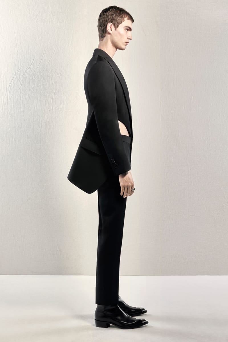 Alexander McQueen lựa chọn trang phục cắt may sắc nét cho Pre-FW23 - 17