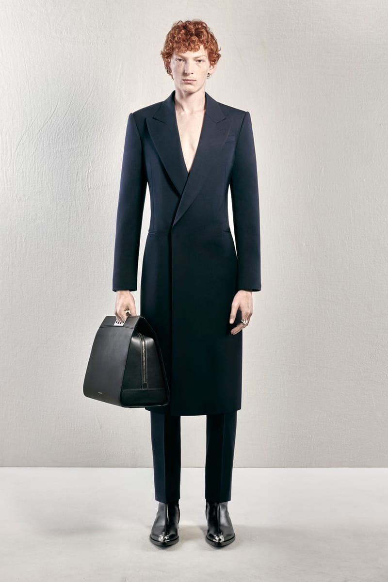 Alexander McQueen lựa chọn trang phục cắt may sắc nét cho Pre-FW23 - 14