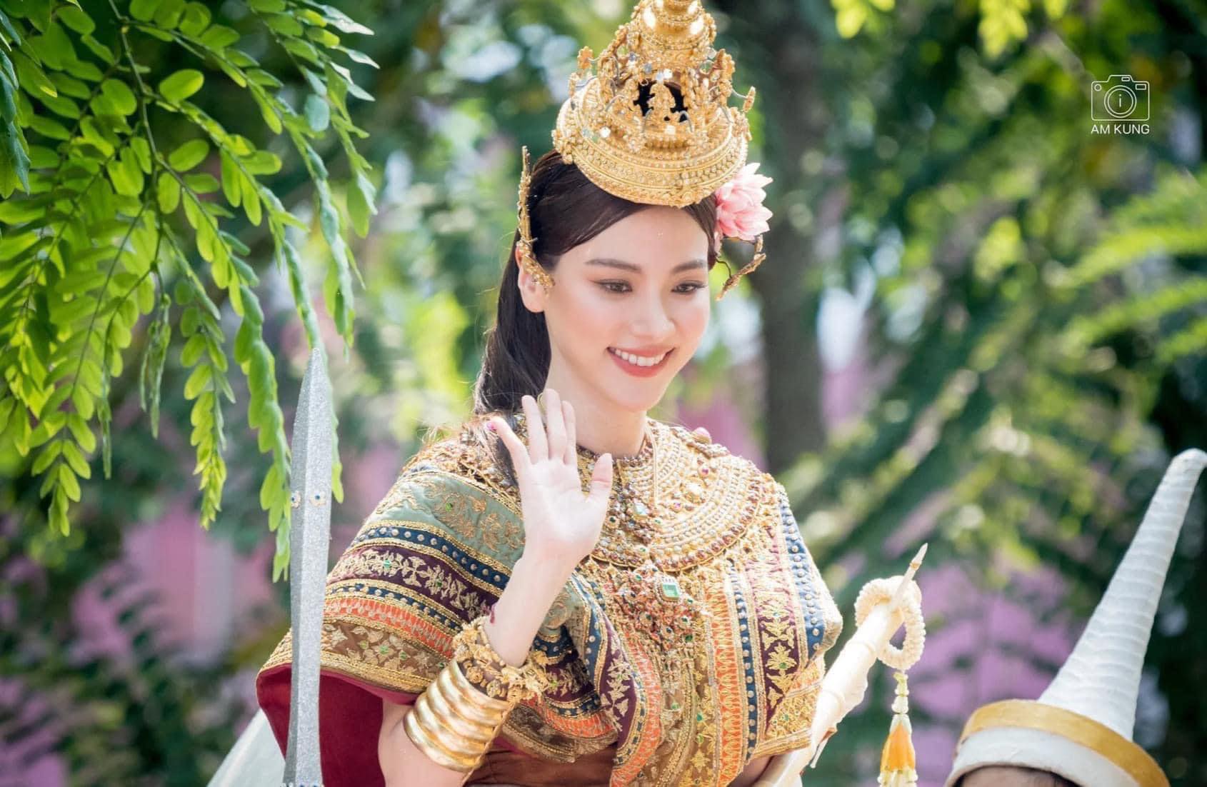 Năm 2023, Baifern Pimchanok tiếp tục hóa thân thành "nữ thần Kimita Devi" (đại diện cho ngày thứ 6). Cô mặc quần áo dát vàng được trang trí ngọc lục bảo, tay trái cầm một thanh kiếm, tay phải là cây đàn và cưỡi trâu.