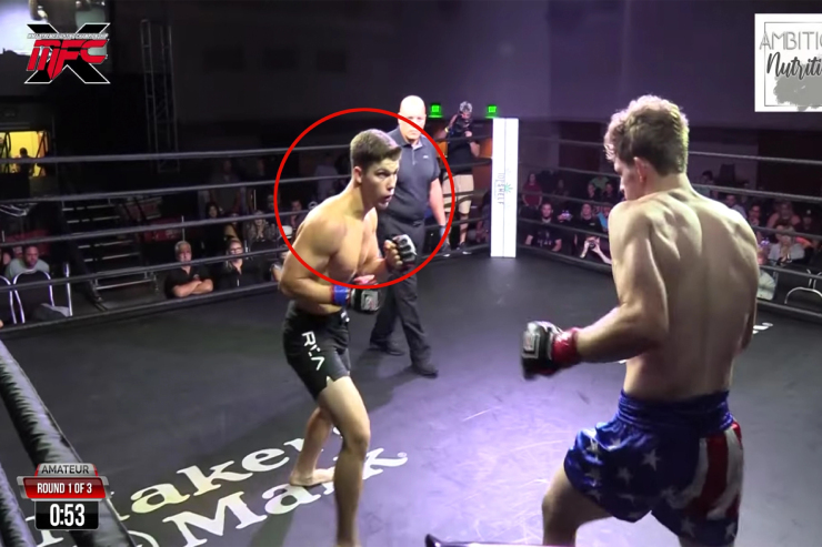 Johnson (trái) thi đấu trận MMA cuối cùng vào năm 2021