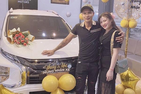Vợ chồng Lộc Fuho – Kim Thủy tậu xe hơi khoảng 700 triệu đồng