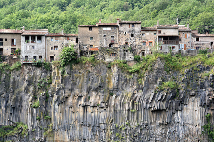Những ngôi làng chênh vênh trên vách đá khiến du khách nghẹt thở - 1
