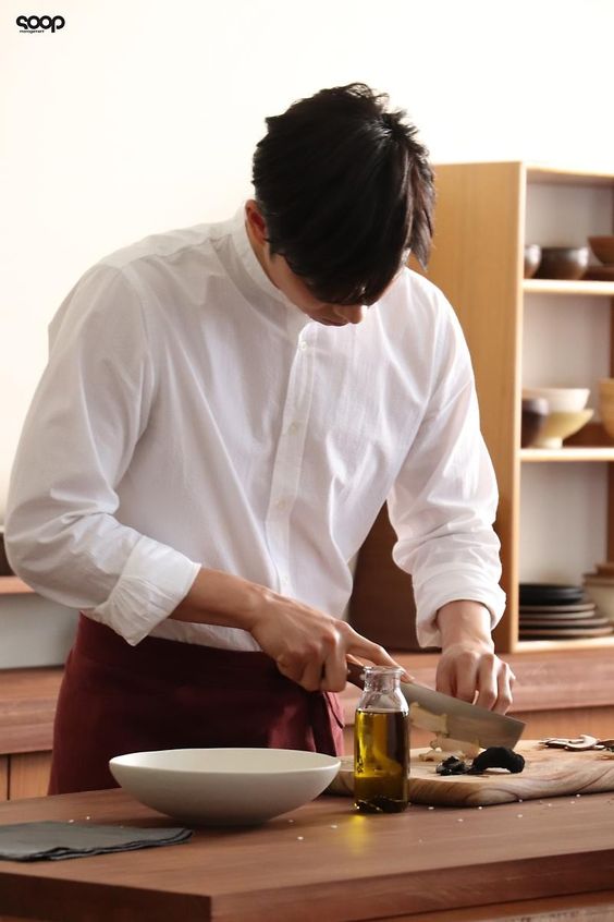 Trong chế độ ăn kiêng CICO, bạn theo dõi lượng calo bạn tiêu thụ hàng ngày bằng các máy tính đã nói ở trên và sau đó bạn cố gắng ăn ít calo hơn mỗi ngày.