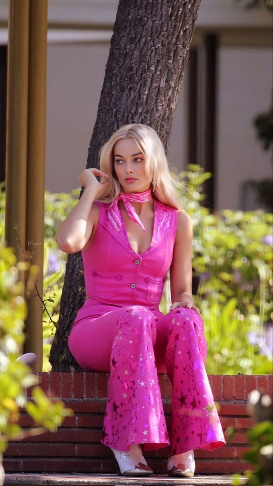 Phim về nàng búp bê barbie tạo nên trào lưu tóc vàng và hội chứng màu hồng.