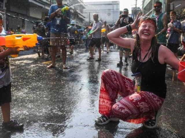 Du lịch - Nhiều du khách bị "hạ gục" bằng súng nước