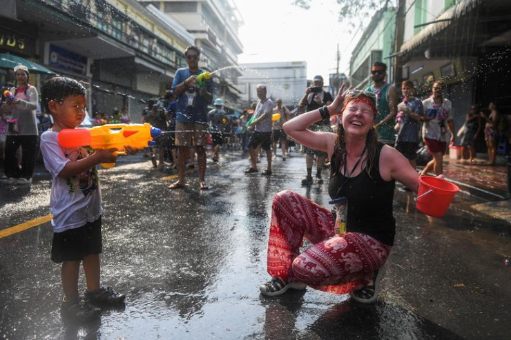 Một cậu bé "hạ gục" nữ du khách&nbsp;trong kỳ nghỉ lễ Songkran đánh dấu năm mới của người Thái ở Bangkok, Thái Lan, ngày 13 tháng 4.
