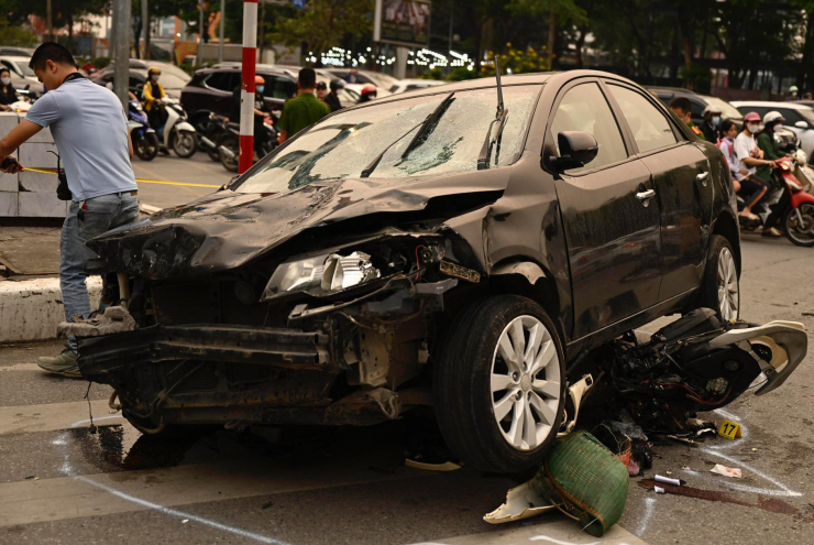 Diễn biến mới vụ ô tô tông 17 xe máy ở Hà Nội