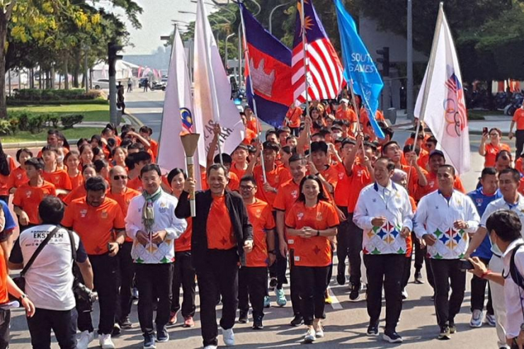 Lễ rước đuốc SEA Games vòng quanh các nước Đông Nam Á trước khi thắp trên lễ đài trong đêm khai mạc 5-5. Ảnh: PNP