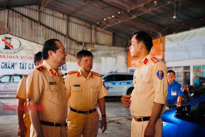 Thiếu tướng Lê Xuân Đức thăm hỏi, động viên cán bộ CSGT