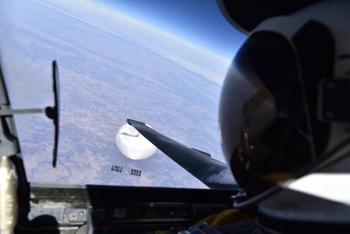 Phi công trên chiến đấu cơ Mỹ quan sát một khinh khí cầu "do thám" của Trung Quốc hôm 3-2. Ảnh: Bộ Quốc phòng Mỹ