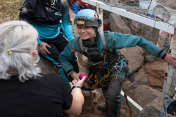 Thế giới - Người phụ nữ lần đầu thấy ánh Mặt trời sau 500 ngày sống ở độ sâu 70m