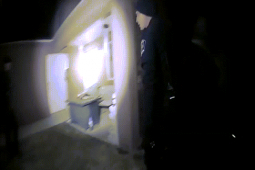 Thế giới - Công bố video vụ cảnh sát Mỹ tới nhà dân, bắn chết gia chủ rồi mới biết là nhầm