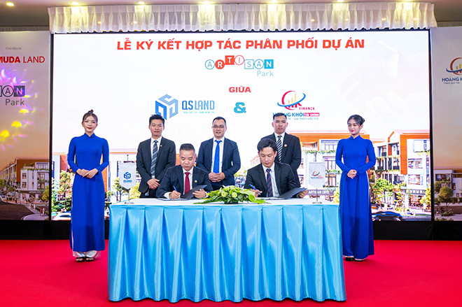 Lễ ký kết hợp tác đồng hành phân phố dự án Artisan Park&nbsp; giữa đại diện QS Land và Hoàng Khôi Finance