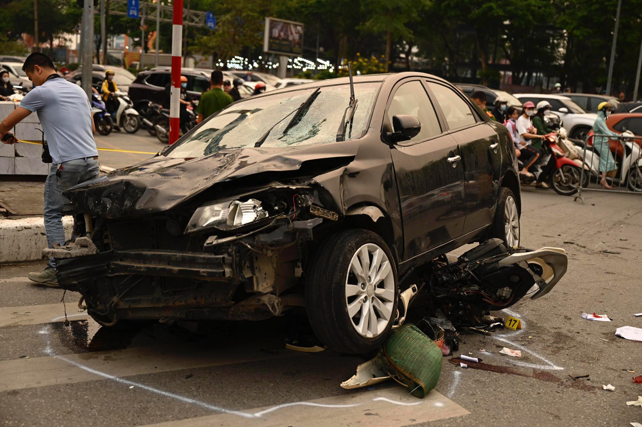 Tin tức 24h qua: Khởi tố, bắt tạm giam tài xế ôtô tông 17 xe máy ở Hà Nội - 1