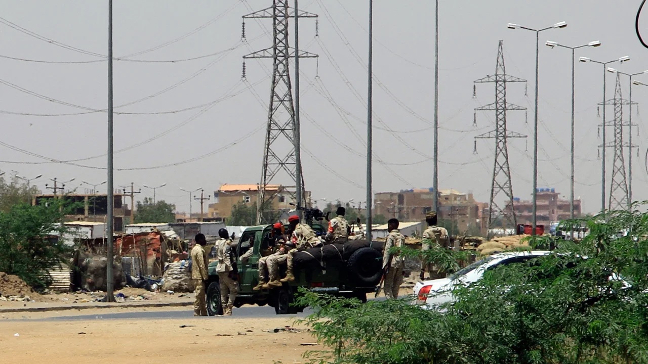 Quân đội Sudan triển khai lực lượng ở Khartoum (ảnh: CNN)