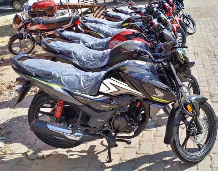 Ra mắt 2023 Honda SP125 giá nhỉnh 24 triệu đồng, dân Việt thèm - 1