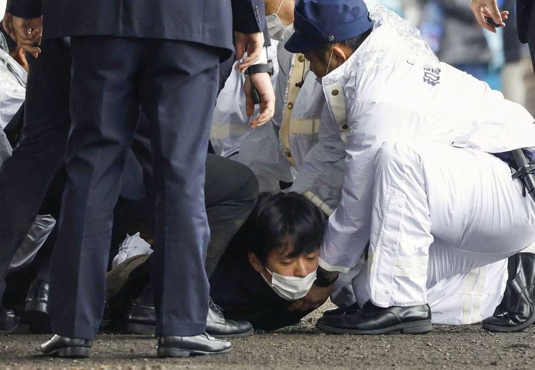 Nghi phạm ném bom khói nhằm vào Thủ tướng Nhật Bản bị bắt giữ (ảnh: Japan Times)