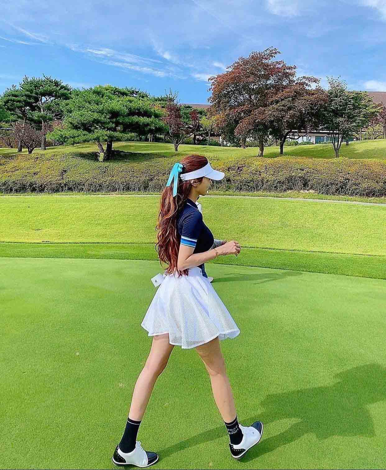 Mẫu thể thao Hàn Quốc chuộng diện váy ngắn, khoe đôi chân dài đi chơi golf 