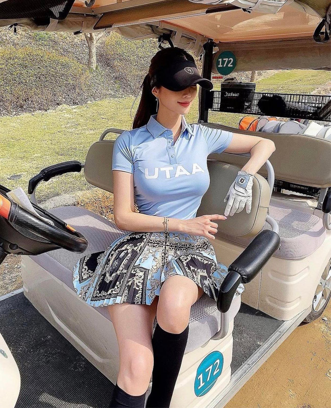 Mẫu thể thao Hàn Quốc chuộng diện váy ngắn, khoe đôi chân dài đi chơi golf 