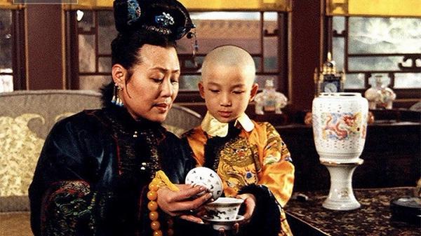 Hiếu Trang Thái Hoàng Thái hậu là người ủng hộ và hết lòng chăm sóc cho cháu nội - hoàng đế Khang Hi.