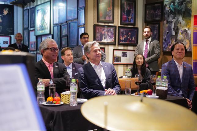 Bộ trưởng Ngoại giao Mỹ Antony Blinken ngồi bên Đại sứ Phạm Quang Vinh trong quán Jazz bar trên phố Tràng Tiền. (Ảnh: Như Ý)