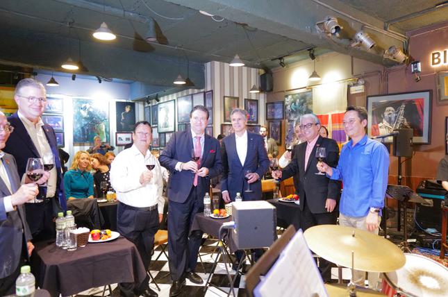 Bộ trưởng Ngoại giao Mỹ Antony Blinken cùng các quan chức Mỹ và bạn bè Việt Nam tại buổi nghe nhạc. (Ảnh: Như Ý)