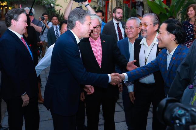 Ông Blinken giao lưu với các nghệ sĩ tại quán bar. (Ảnh: Như Ý)