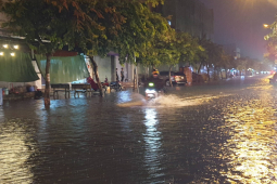 TP.HCM: Phố đi bộ Bùi Viện ngập lênh láng sau trận mưa 30 phút