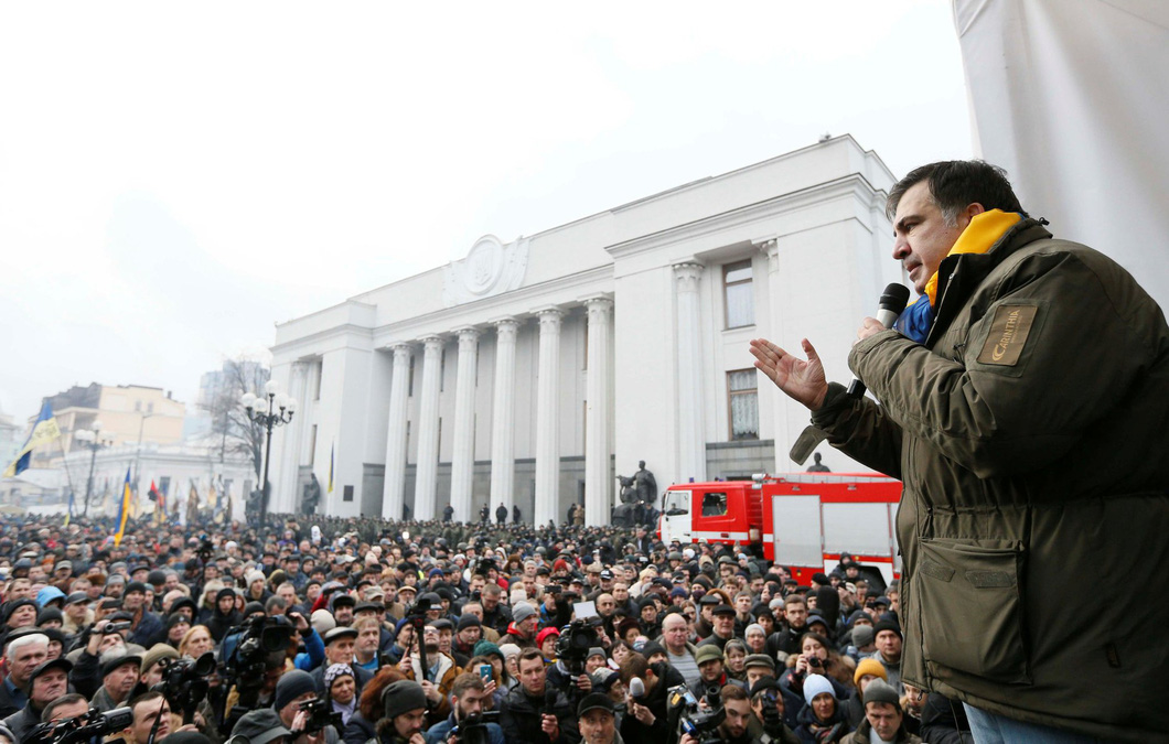 Ông Saakashvili phát biểu trước nhiều người ủng hộ khi sống ở Ukraine (ảnh: Guardian)