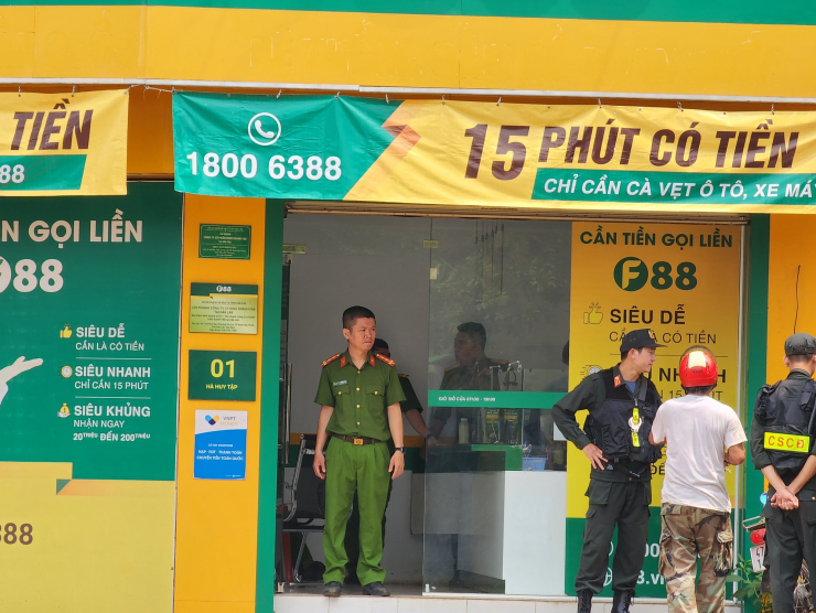 Lực lượng công an có mặt tại địa điểm kinh doanh của Công ty F88 trên đường Hà Huy Tập, TP Buôn Ma Thuột