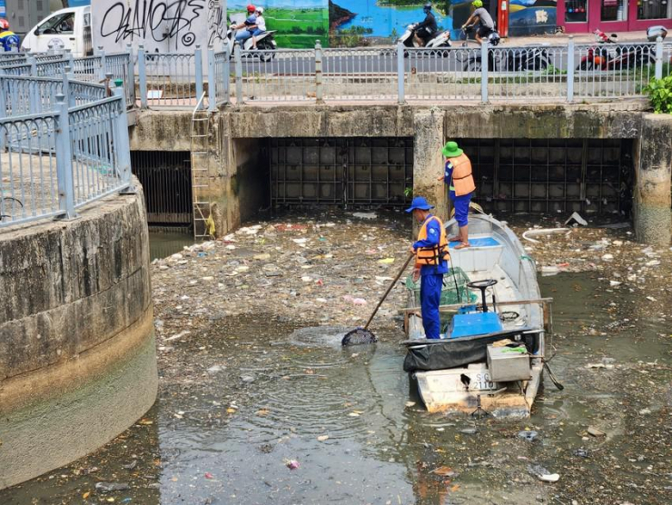 Mưa lớn, cá chết đầy kênh Nhiêu Lộc – Thị Nghè - 8
