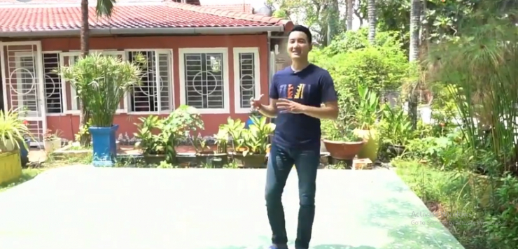  Ngoài ca hát, đóng phim, Phi Hùng còn thành lập công ty, kinh doanh bất động sản. Hiện, nam ca sĩ đang sống trong căn biệt thự sân vườn rộng khoảng 3.000 m2 ở Củ Chi, chỉ riêng diện tích nhà đã lên tới 1.600m2. Ảnh chụp màn hình Sadoreal 