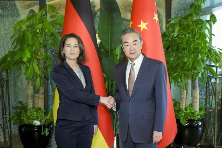 Ngoại trưởng Đức Annalena Baerbock (trái) trong cuộc gặp với Chủ nhiệm Văn phòng Ủy ban Công tác Đối ngoại Trung ương đảng Cộng sản TQ Vương Nghị hôm 15-4. Ảnh: XINHUA