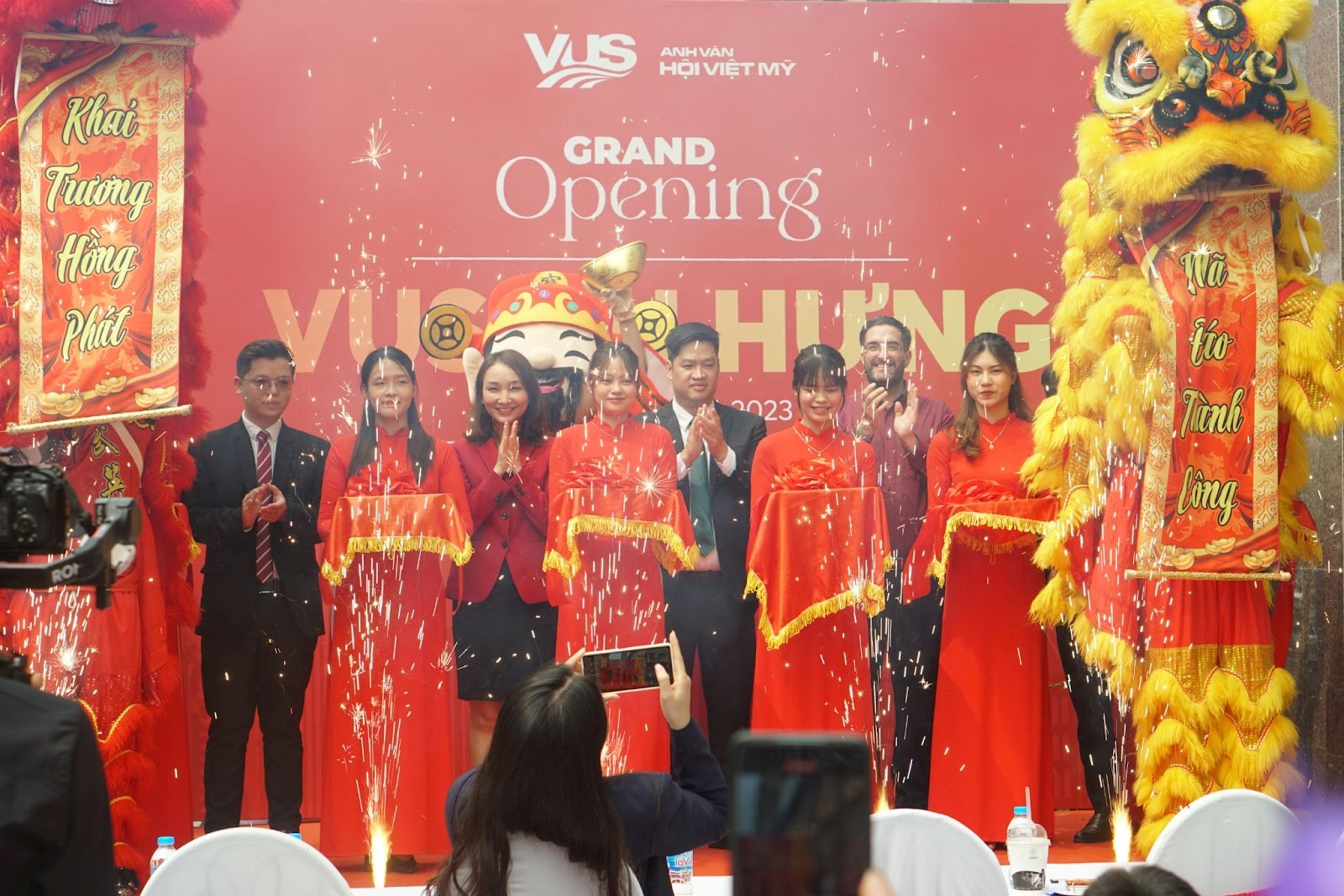 Lễ cắt băng khánh thành chào đón cơ sở thứ 60