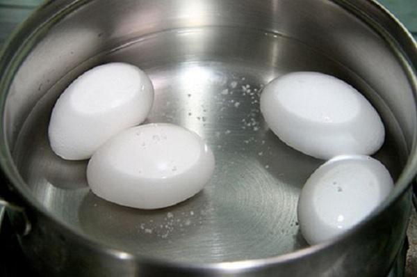 Luộc trứng sai cách cực hại sức khỏe, nhiều người không biết vẫn vô tư làm - 1