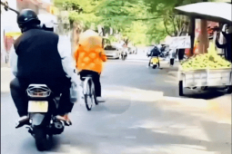 Clip: Xe đạp đánh võng tạt đầu xe máy khiến cả con phố hoang mang