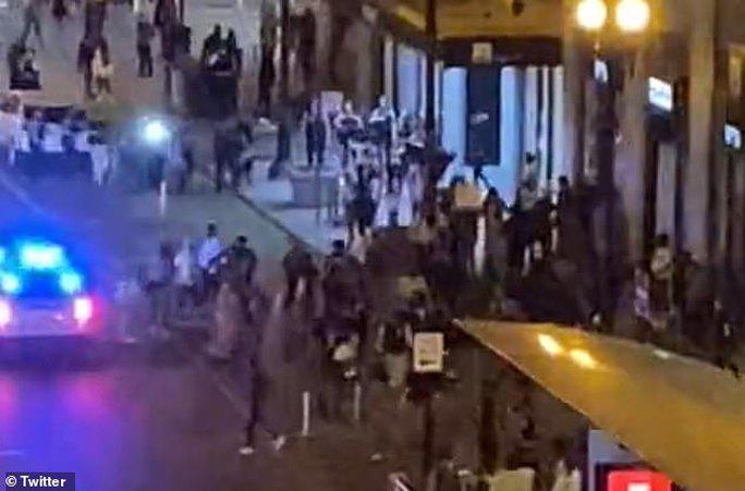 Đám đông tụ tập ở công viên Millennium Park. Ảnh: Twitter