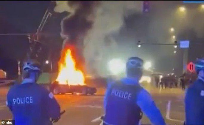 Cảnh sát cố khống chế đám đông quá khích. Ảnh: NBC