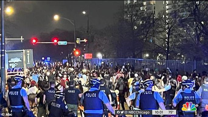 Cảnh sát cố ngăn đám đông đập phá. Ảnh: NBC