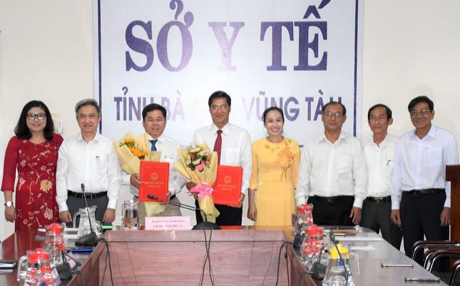 Lãnh đạo tỉnh Bà Rịa - Vũng Tàu trao quyết định và tặng hoa chúc mừng 2 tân Phó Giám đốc Sở Y tế.