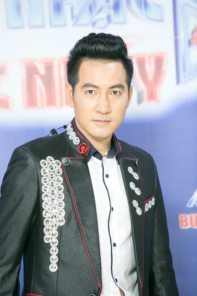  Giữa dòng chày sôi động của làng giải trí, Phi Hùng giữ nhịp sống nhẹ nhàng, đơn giản khiến không ít khán giả lầm tưởng anh đã... giải nghệ. Ảnh: Dân trí