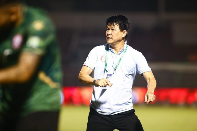 HLV Vũ Tiến Thành phản ứng trọng tài rất gay gắt, nhưng cũng là người có nhiều trải nghiệm với bóng đá và giới trọng tài Việt Nam.